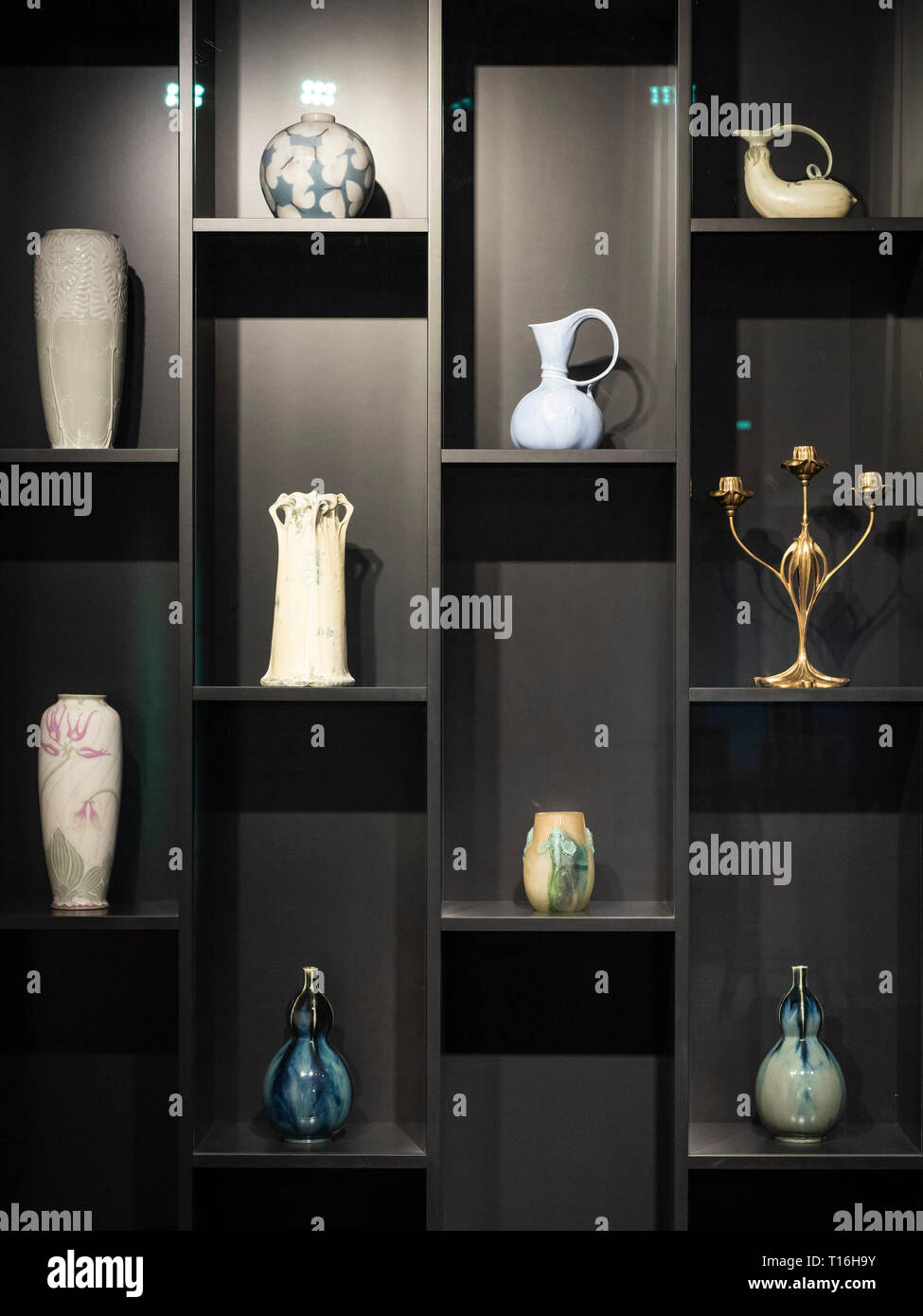 Berlin. Deutschland. Innenraum der sogenannten Bröhan-Sammlung Museum, Ausstellungen der Kunst Nouveau/Jugendstil Objets d'Art. Schloßstraße, Charlottenburg. Stockfoto