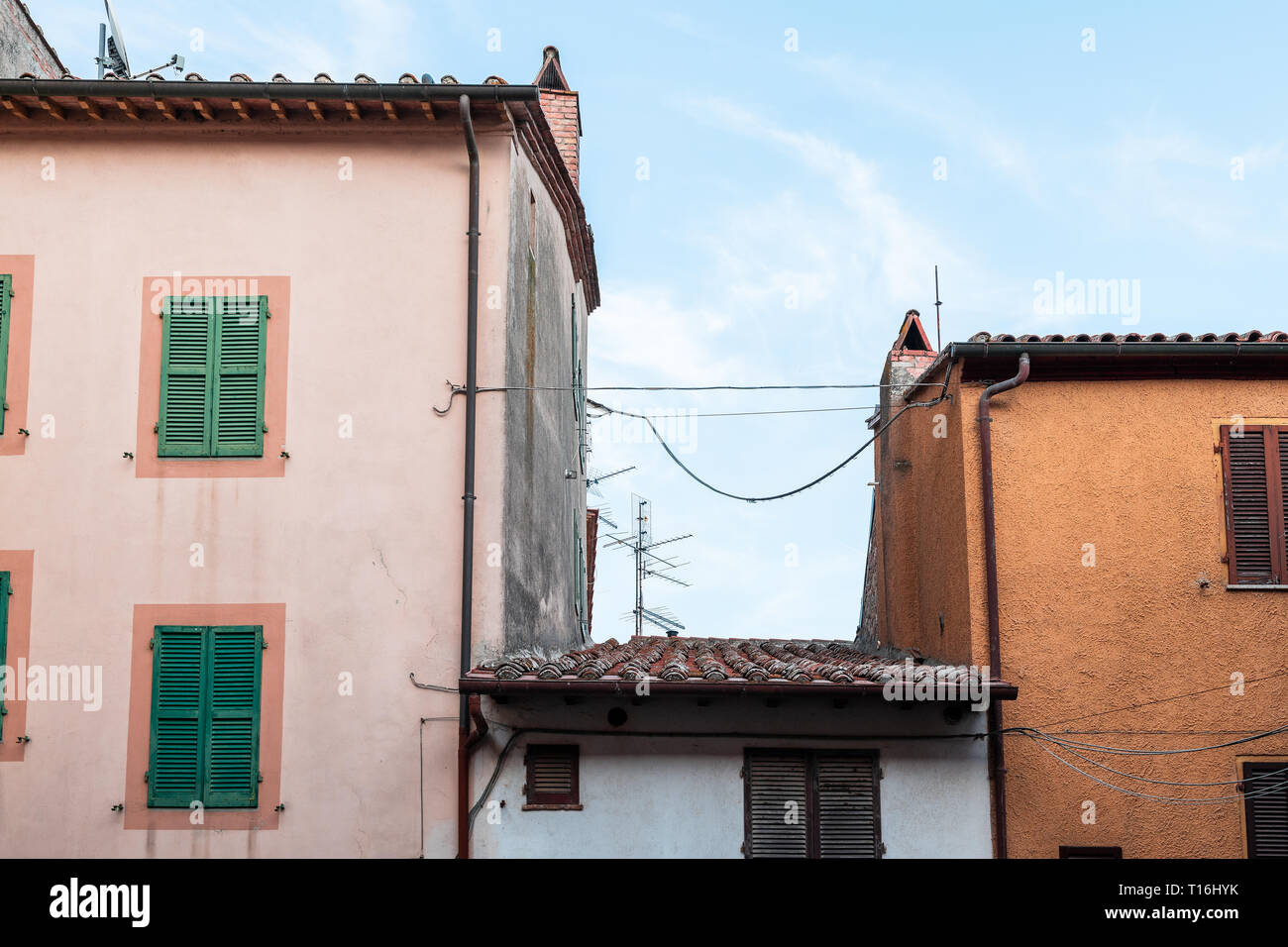 Chiusi, Italien Straße in kleinen mittelalterlichen Stadt Dorf in Umbrien in der Nähe der Toskana Ansicht von Apartment Gebäuden im Sommer Tag mit niemand Rosa ora Stockfoto