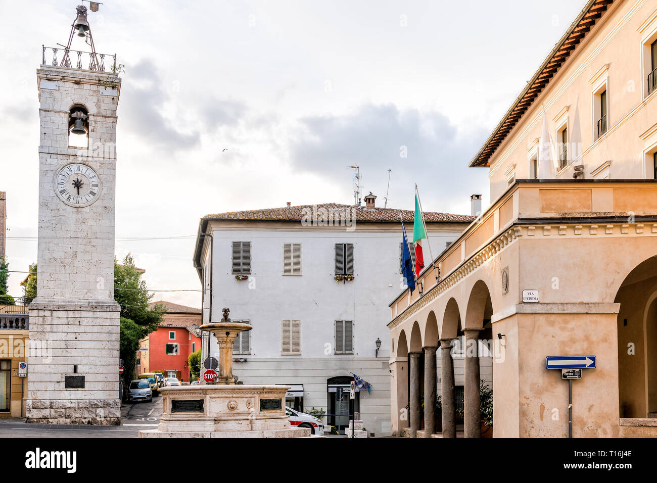Chiusi, Italien - 25 August 2018: Straße in der kleinen Stadt Dorf in der Toskana bei Tag mit Rathaus Flaggen im Zentrum und historischen Brunnen Tower Stockfoto