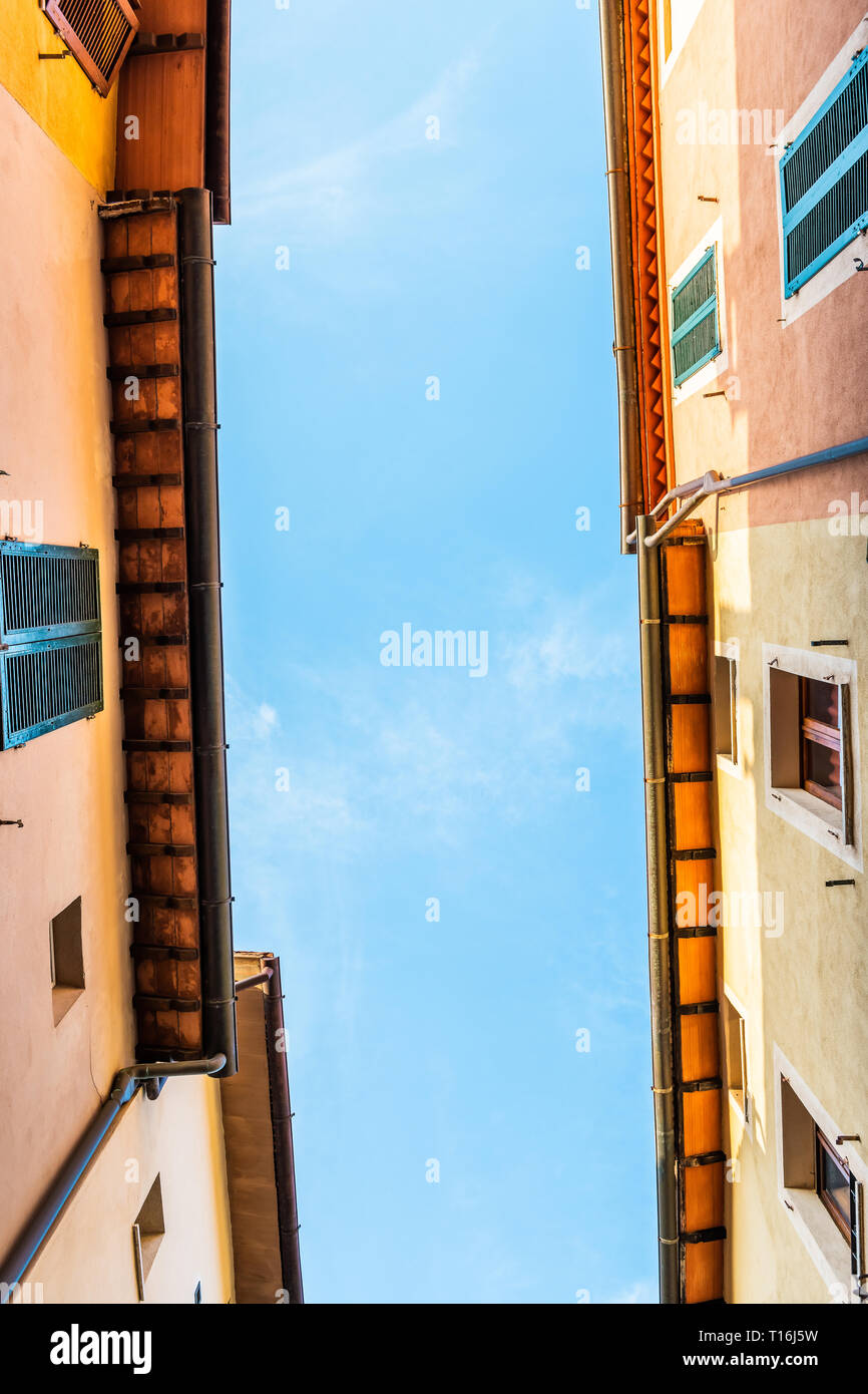 Chiusi, Italien Straße blauer Himmel in kleinen mittelalterlichen Stadt Dorf in der Toskana die Suche nach niedrigen Winkel vertikale Ansicht während der sonnigen Sommertag Cognac Stockfoto