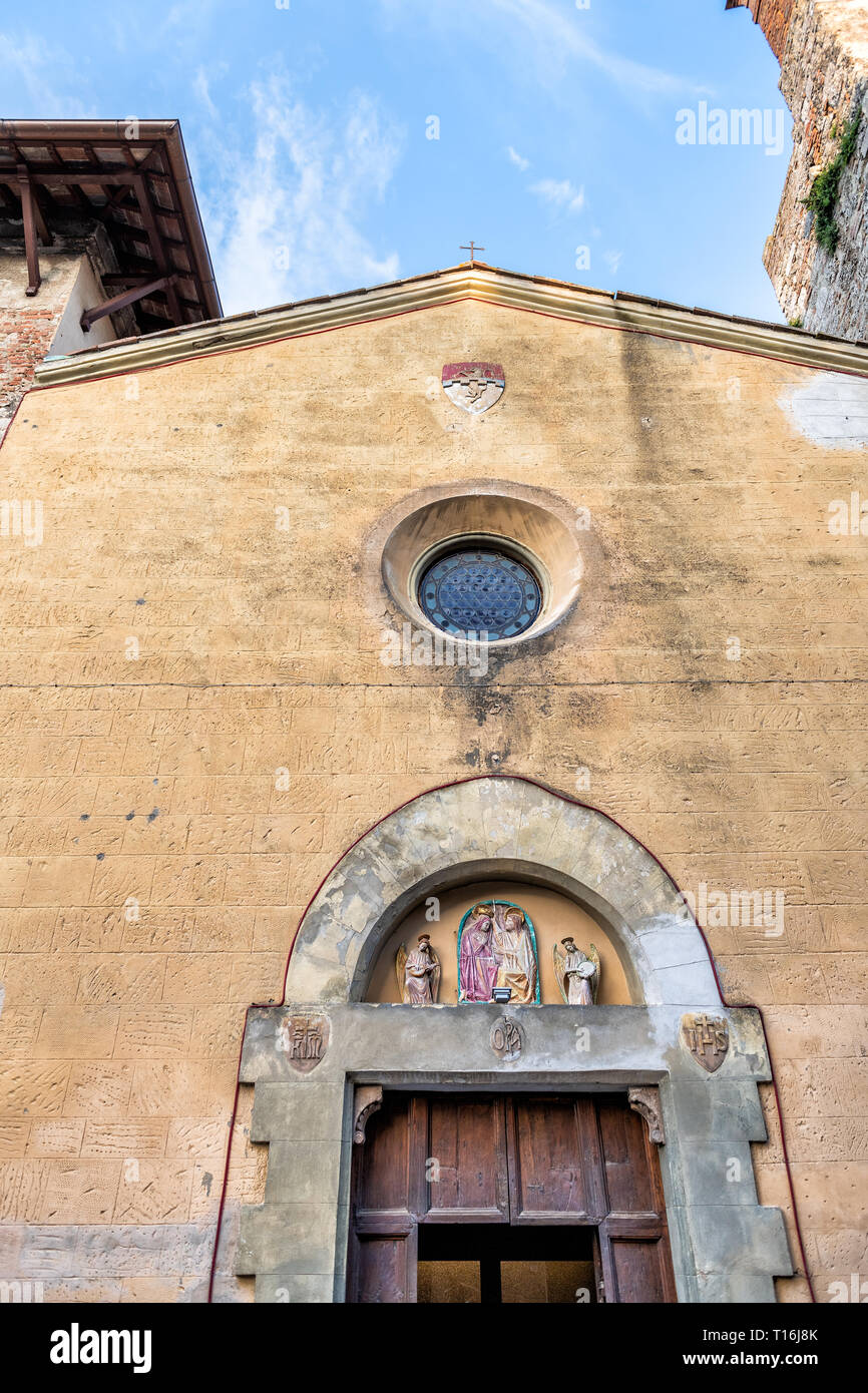 Straße Platz mit Kathedrale San Secondiano Kirche in der kleinen Stadt Dorf von Chiusi, Italien in Umbrien bei Tag Eingang außen Stockfoto