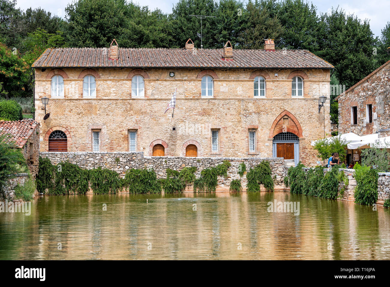 Bagno Vignoni, Italien - 26 August, 2018: die Stadt in der Nähe von San Quirico d'Orcia, Val d'Orcia, Toskana, Italien mit heißen Quellen Ruinen historischer Gebäude und Wat Stockfoto