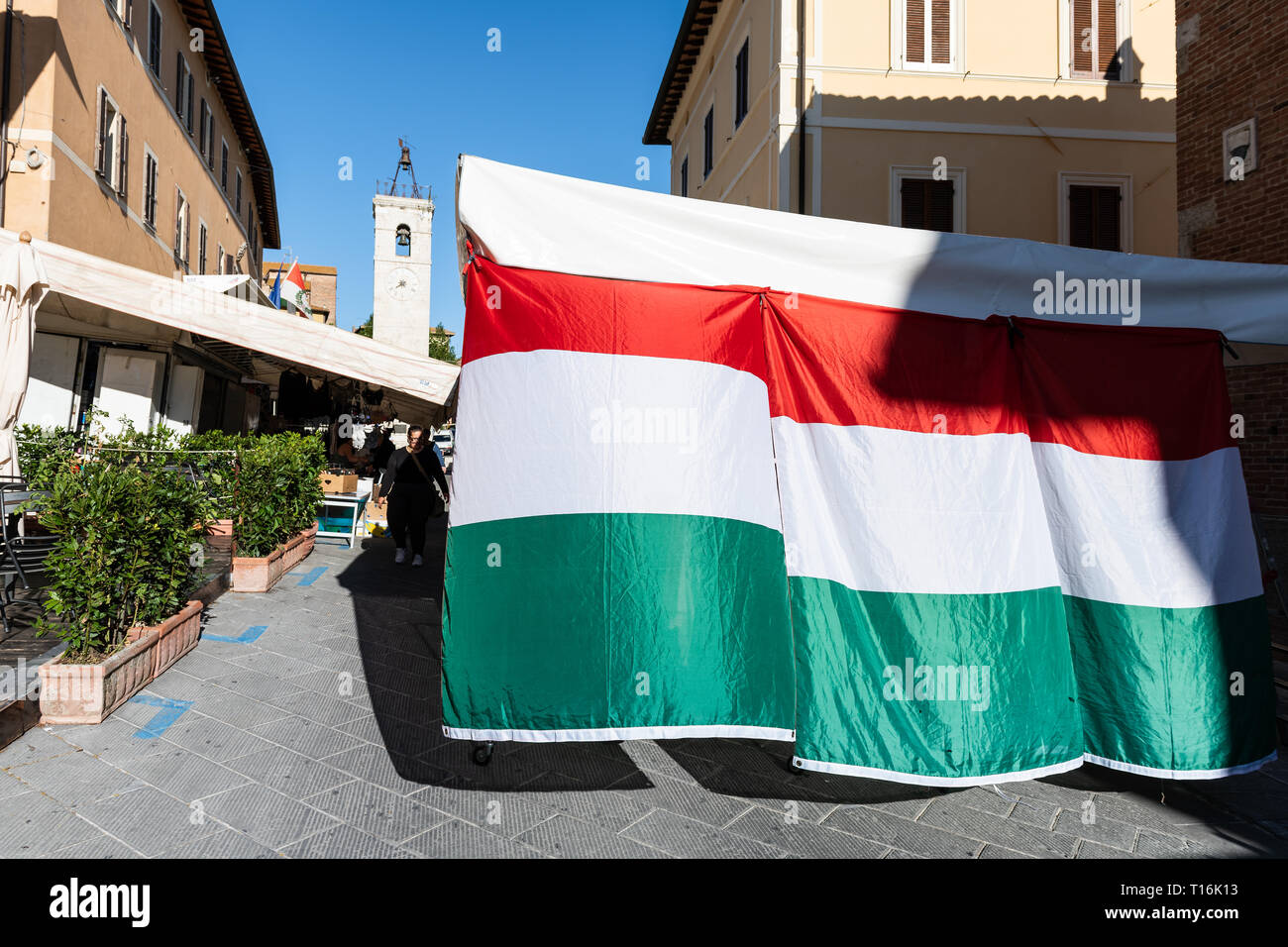 Chiusi, Italien - 28. August 2018: Morgen Markt Shopping Street Market in Umbrien und der Toskana mit großen italienischen Flagge closeup Stockfoto