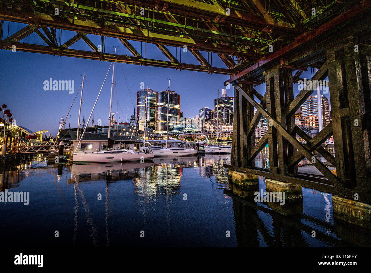 23. Dezember 2018, Sydney NSW Australien: Details der Pyrmont Bridge Pier und Darling Harbour Marina in der Nacht in Sydney NSW Australien Stockfoto