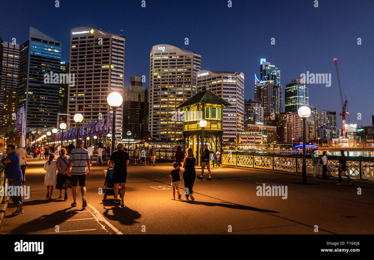 23. Dezember 2018, Sydney NSW Australien: Menschen zu Fuß auf der Pyrmont Bridge bei Nacht mit Blick auf die Steuerung Kabine Turm in der Mitte der Swing bridg Stockfoto