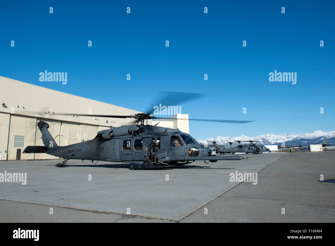 Alaska Air Nationalgarde mit dem 210Th Rescue Squadron führen Sie vor dem Flug Verfahren während der Vorbereitung für Antenne live-fire Schießwesen Ausbildung bei Joint Base Elmendorf-Richardson, Alaska, 19. März 2019. Alaska Air National Guard HH-60G Pave Hawk Helikoptern spezielle Missionen Flieger ihre Antenne gunnery Skills durch die Durchführung von Live-Fire Training mit der GAU-2 7,62 mm Minigun verfeinert. (U.S. Air Force Foto von Alejandro Peña) Stockfoto