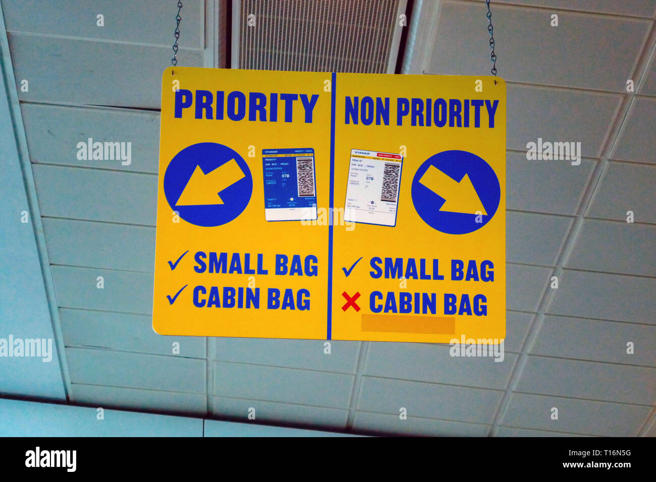 Priorität die Priorität nicht unterzeichnen, Ryanair Haushalt Carrier, Fluggesellschaft, Flughafen Stansted, London, UK Stockfoto