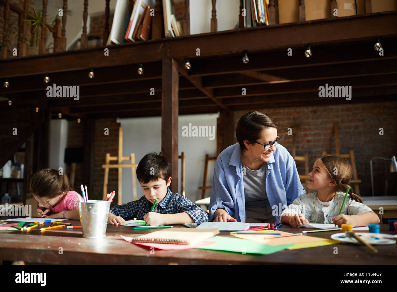 Kunst Lehrer mit einer Gruppe von Kindern Stockfotografie Alamy
