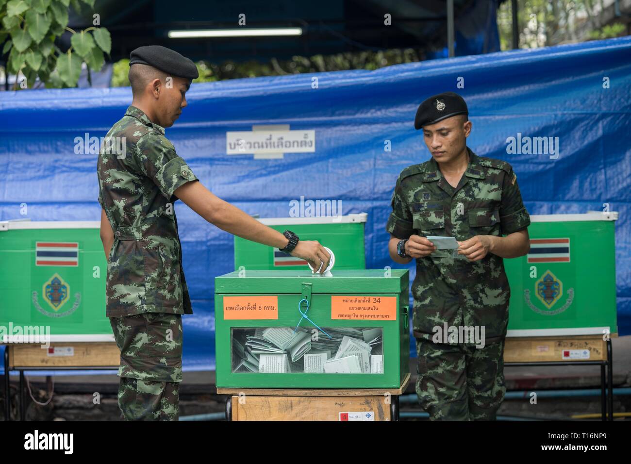 Zwei Mitglieder der thailändische Militär gesehen ihre Stimmzettel Casting im Wahllokal. Thailand ist das Hosting seiner ersten allgemeinen Wahlen in 8 Jahren. Die Wahllokale geöffnet von 8 Uhr bis 17 Uhr. Stockfoto