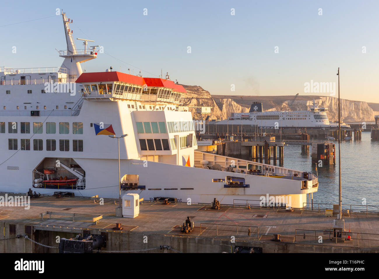 Dover, Kent, UK, 25. Februar 2019; die Fähren im Hafen von Dover angedockt Stockfoto