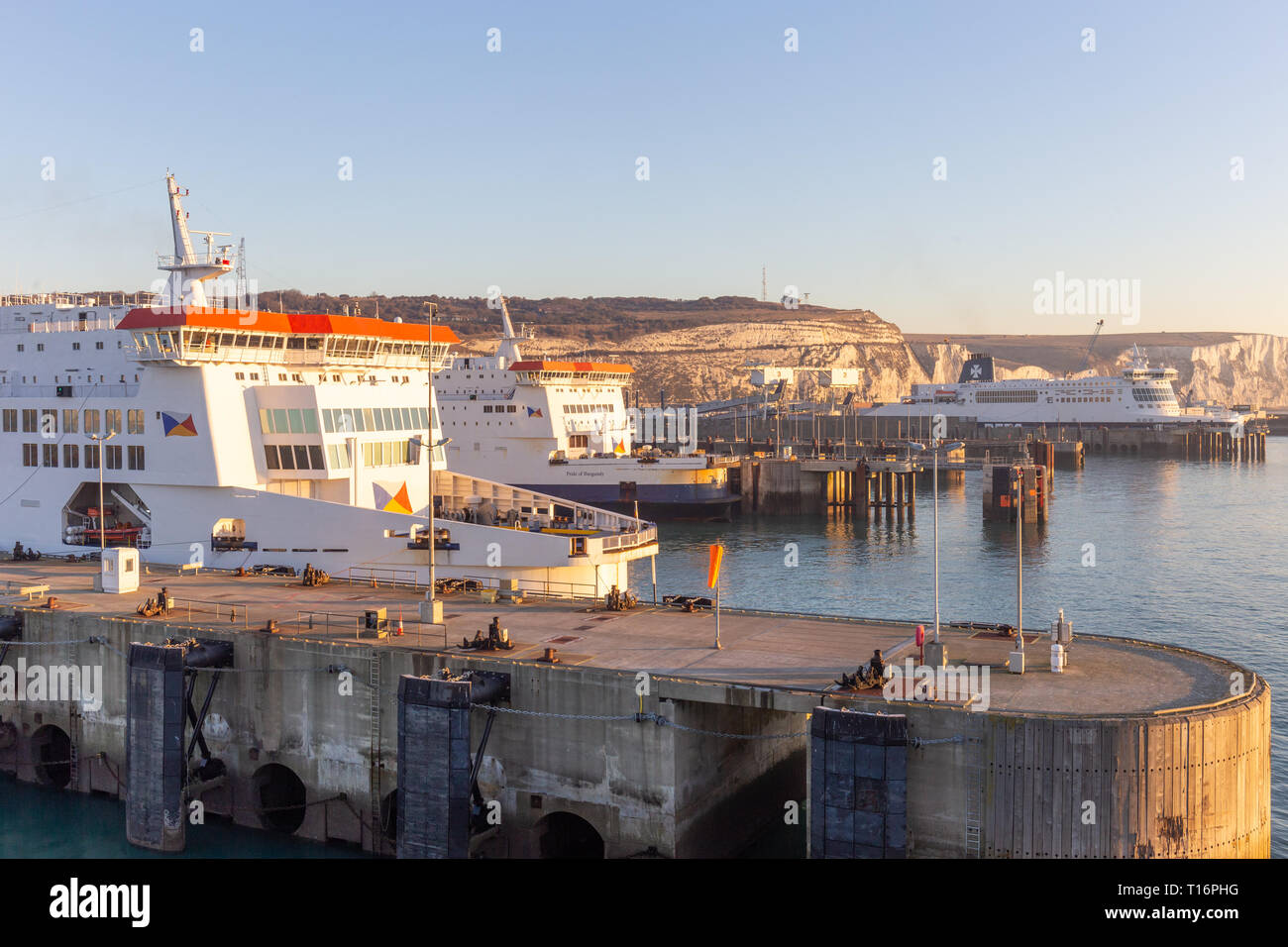 Dover, Kent, UK, 25. Februar 2019; die Fähren im Hafen von Dover angedockt Stockfoto