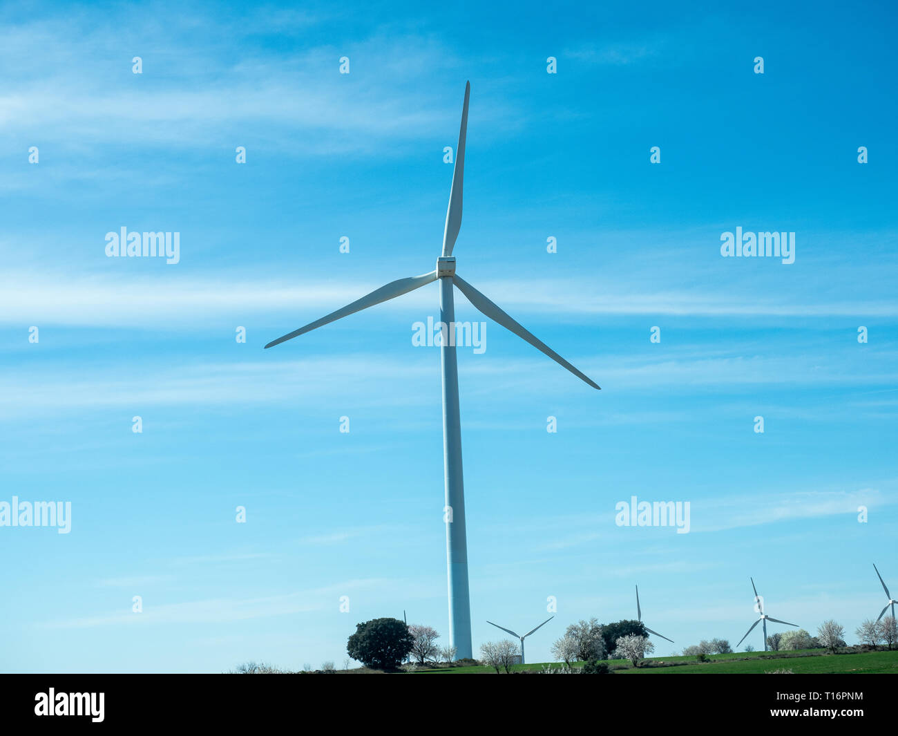 Bilder der Windenergie Mühlen aus dem Auto auf der Autobahn Stockfotografie  - Alamy