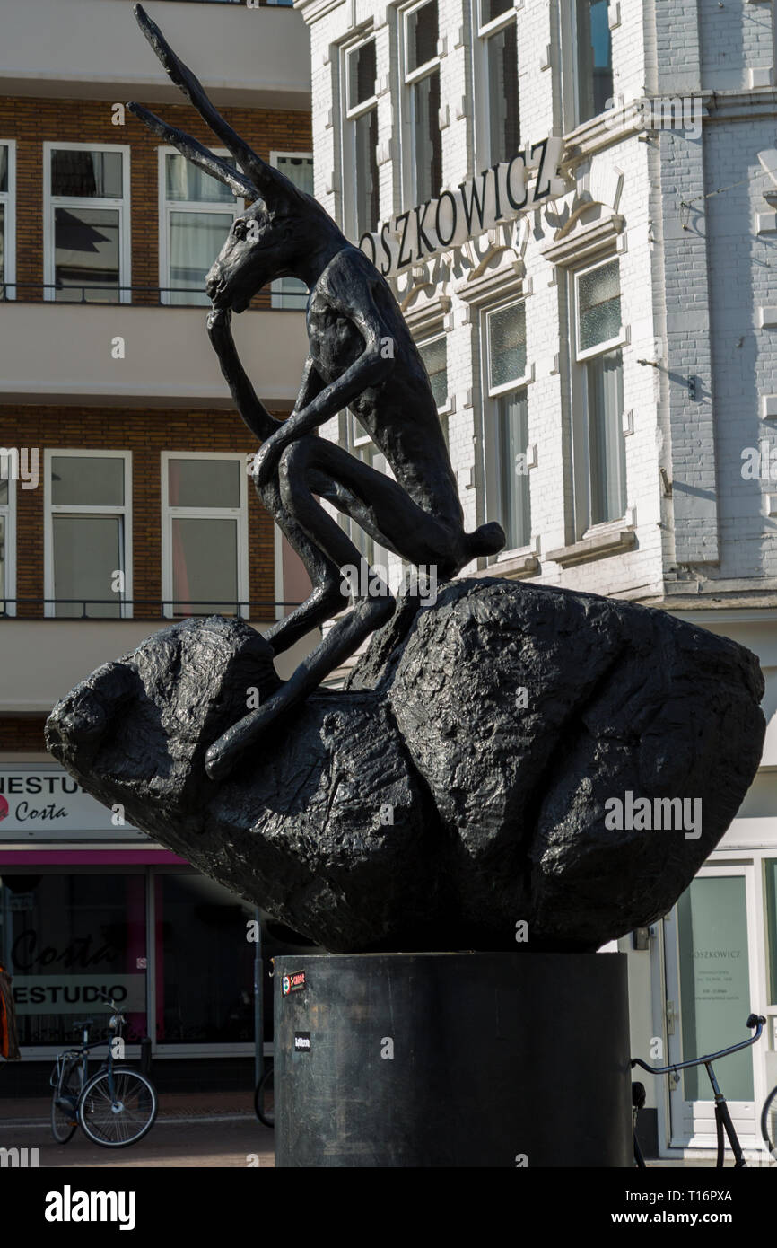 Denker auf einem Felsen Bronze Skulptur von Barry Flanagan. Stockfoto