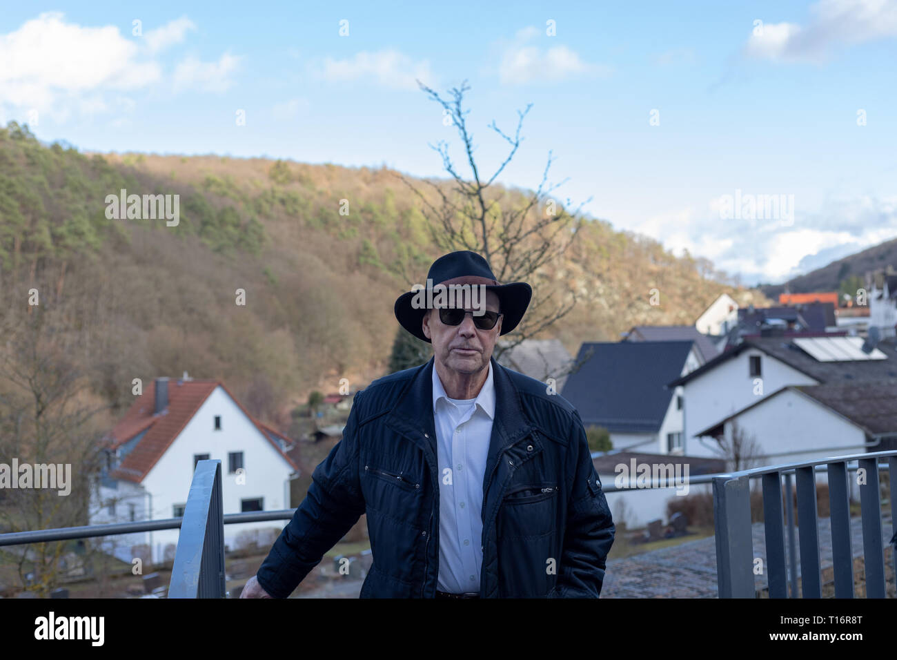 Ältere 80 plus Jahre alten Mann Porträt in Außenbereichen Stockfoto