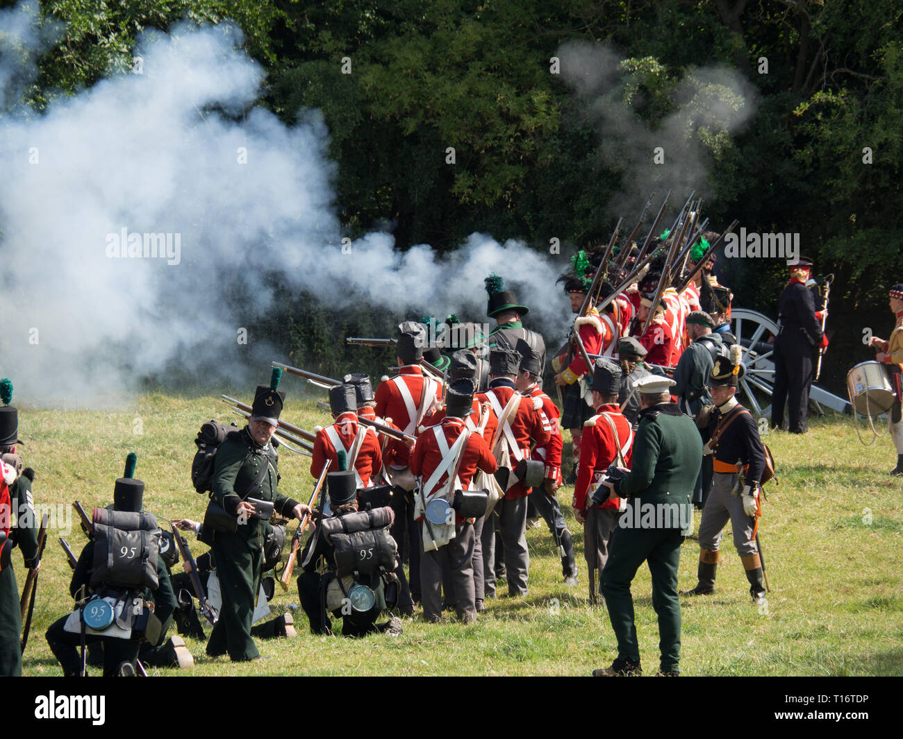 Waterloo, Belgien - 18. Juni 2017: Die Alliierten Streitkräfte Feuer ihre Musketen während der Nachstellung der Schlacht von Waterloo. Stockfoto