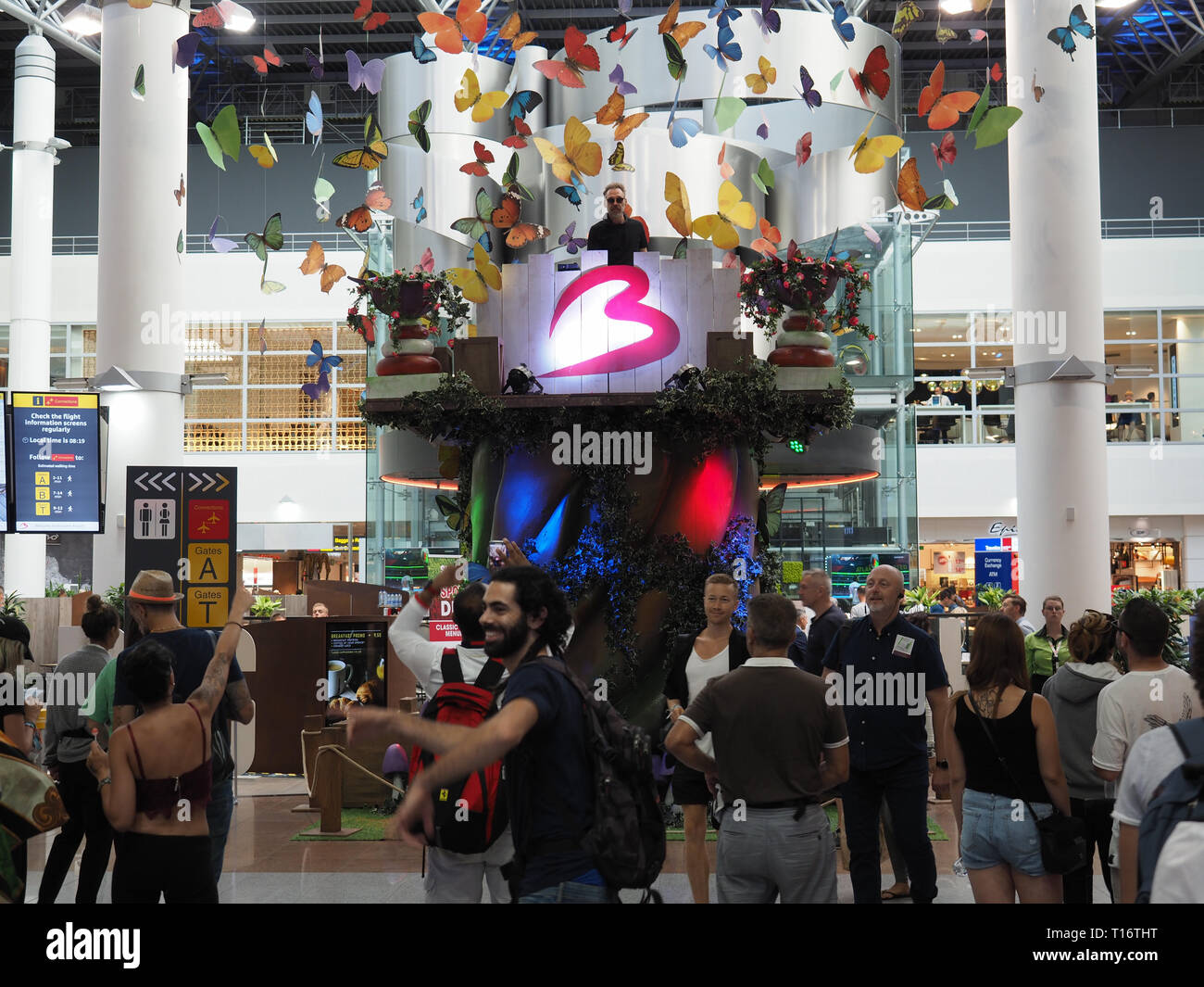 Zaventem, Belgien - Juli 23, 2018: EIN DJ spielt Musik nach dem tomorrowland Festival am Flughafen Brüssel. Stockfoto