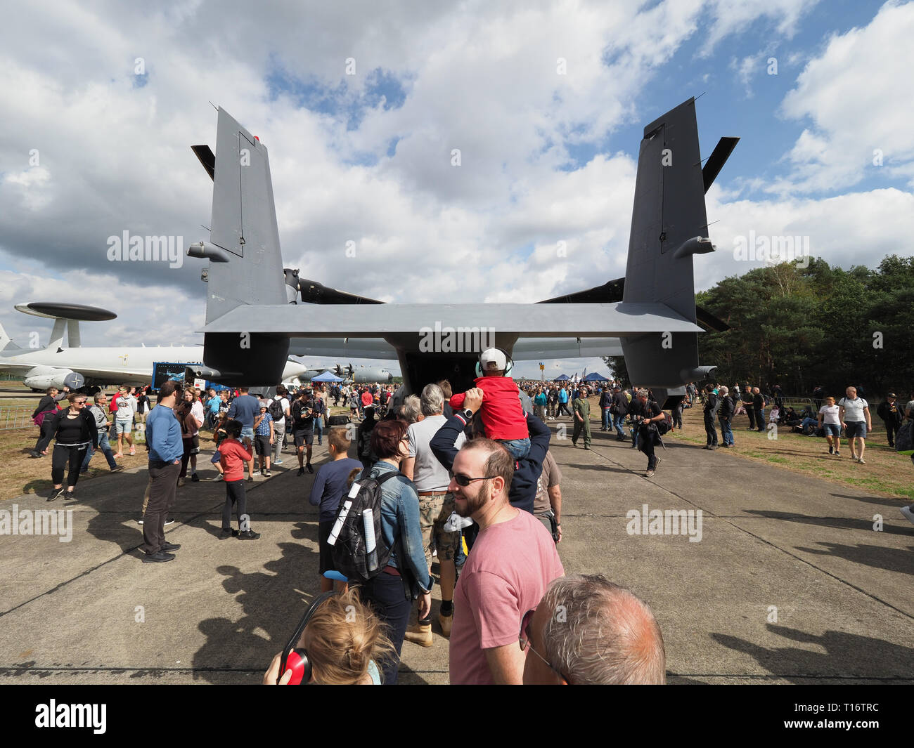 Kleine-Brogel, Belgien - 08 September 2018: Besucher warten auf der Ladefläche eines Osprey CV-22 der US Air Force zu sehen. Stockfoto