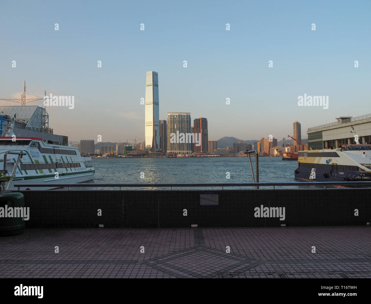 Central, Hong Kong - 1. November 2017: Blick auf die Skyline von Kowloon Victoria Harbour. Viele Fähren von Victoria Hafen mit verschiedenen des abweichen Stockfoto
