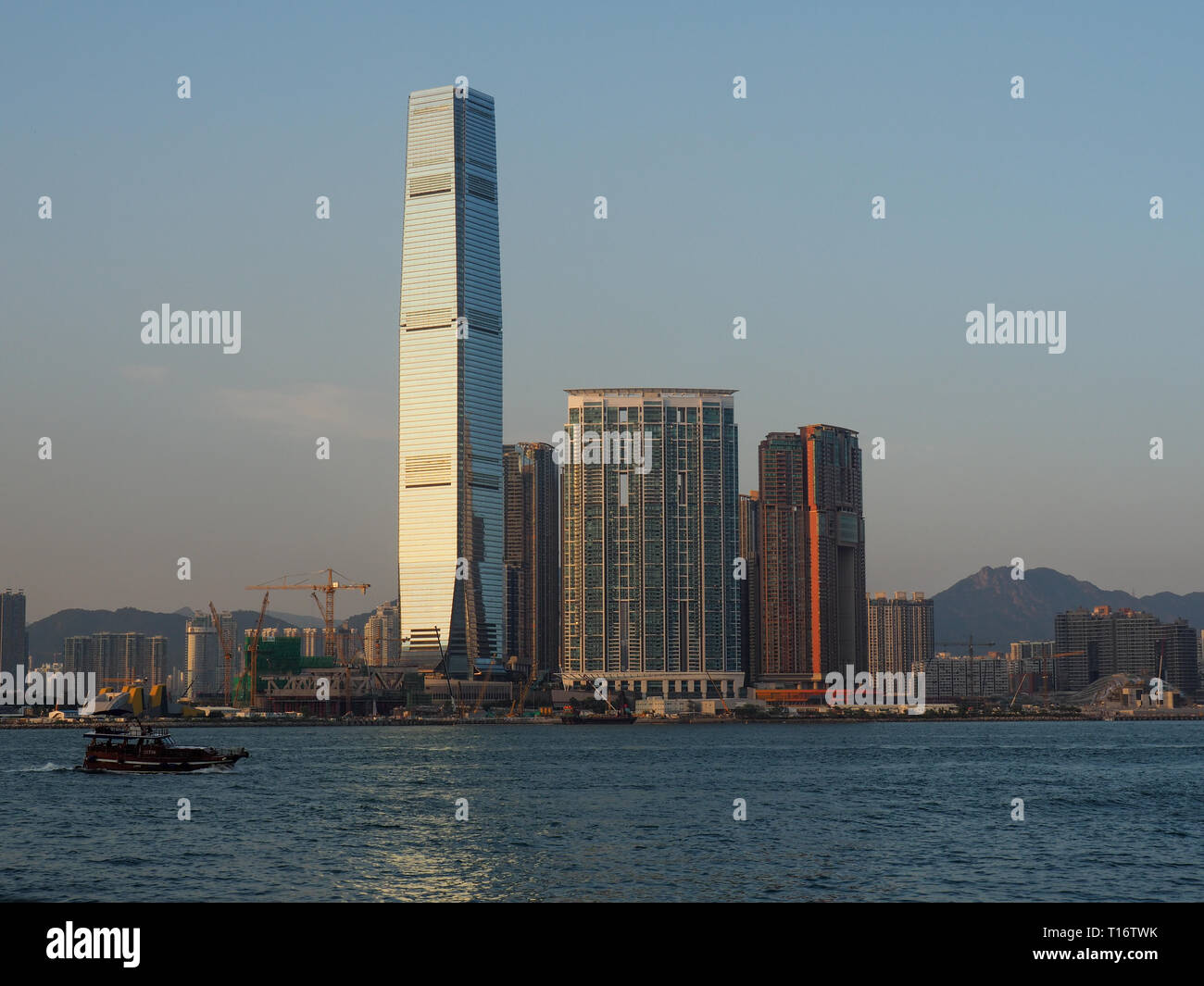 Central, Hong Kong - 1. November 2017: Blick auf die Skyline von Kowloon Victoria Harbour. Viele Fähren von Victoria Hafen mit verschiedenen des abweichen Stockfoto