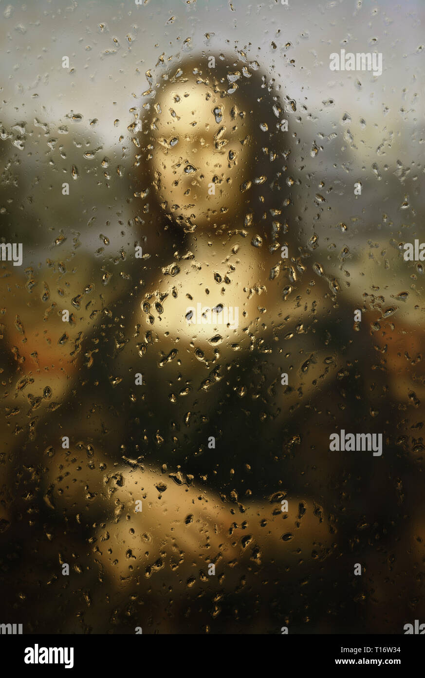 Berühmte Mona Lisa Malerei hinter ein Glas mit Wasser Stockfoto