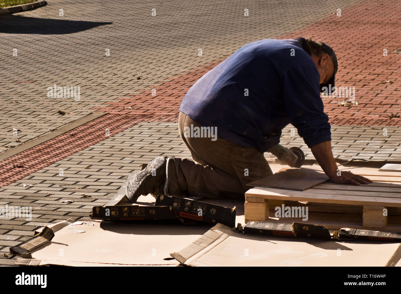 Arbeiter schneiden eine Platte aus Marmor mit einer Säge mit Diamond blade Stockfoto