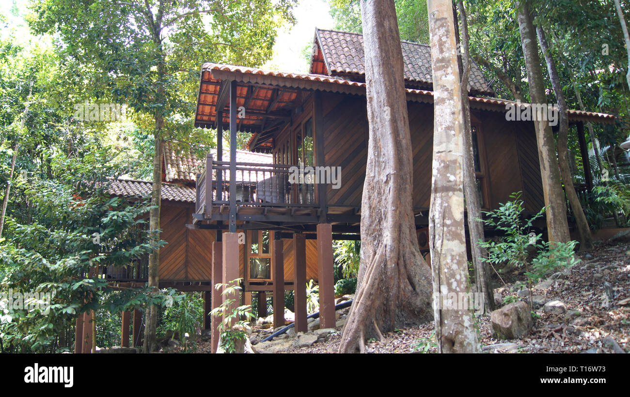 KEDAH, Langkawi, Malaysia - Apr 09, 2015: Luxus Hotel Bungalows tief im Dschungel Stockfoto