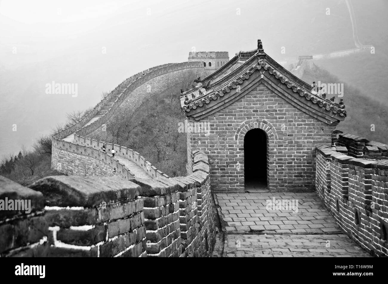 Chinesische Mauer bei Mutianyu in der Nähe von Beijing, Schwarz und Weiß Stockfoto