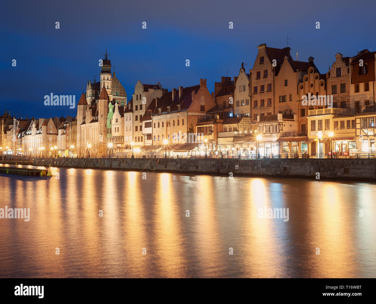 Altstadt in Danzig, Polen, nachts. Promenade und Stadt Lichtreflexionen. Stockfoto