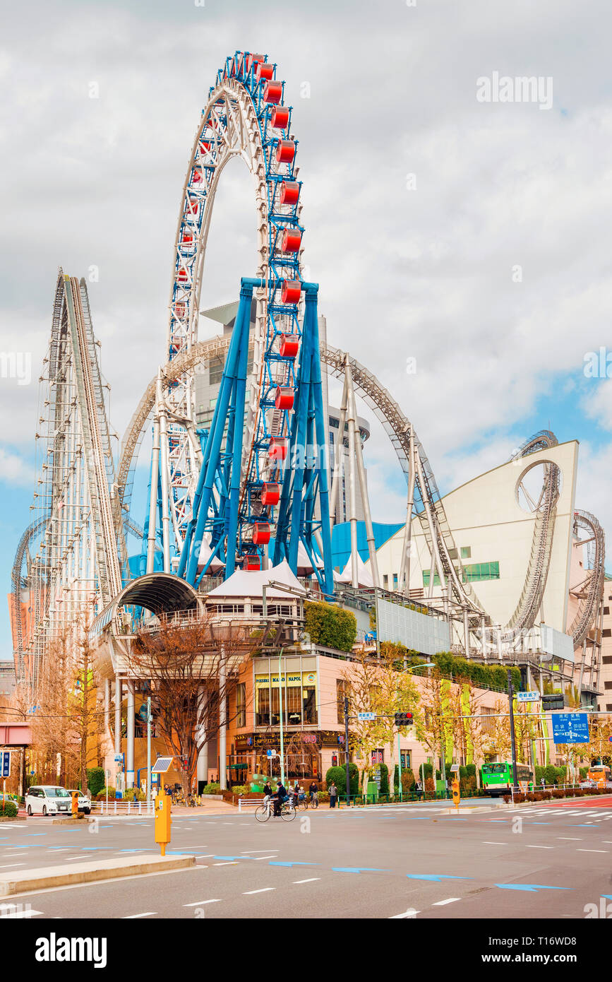 Tokyo Dome City Attraktionen, einem sehr beliebten Amusement Park im Zentrum der Stadt Stockfoto