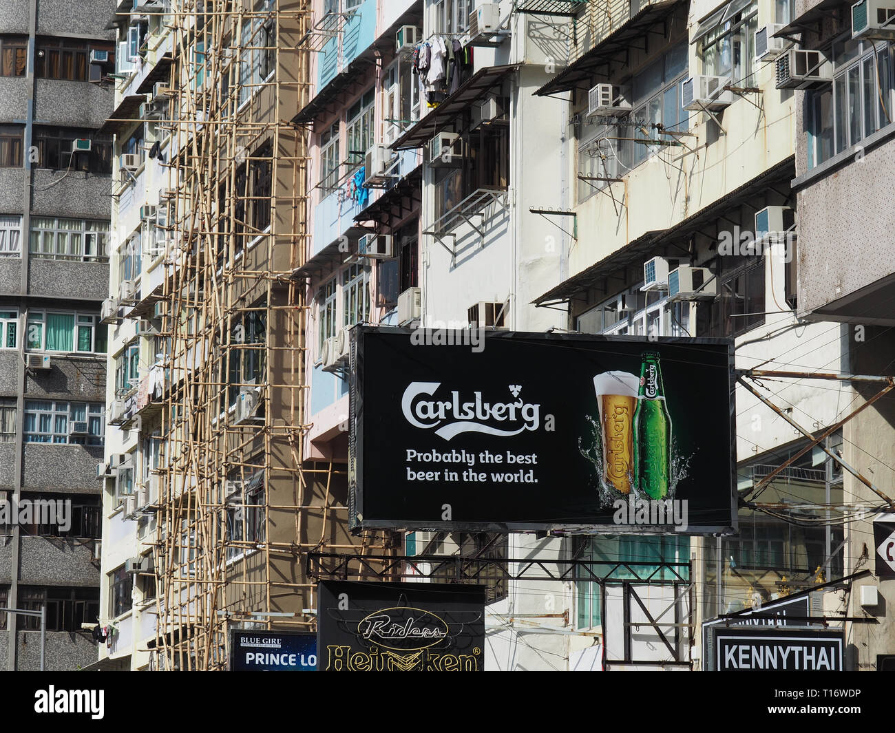 Kowloon, Hong Kong - 3. November 2017: Werbeschilder aus verschiedenen ausländischen Biersorten spiegeln die internationalen Charakter von Hong Kong. Stockfoto