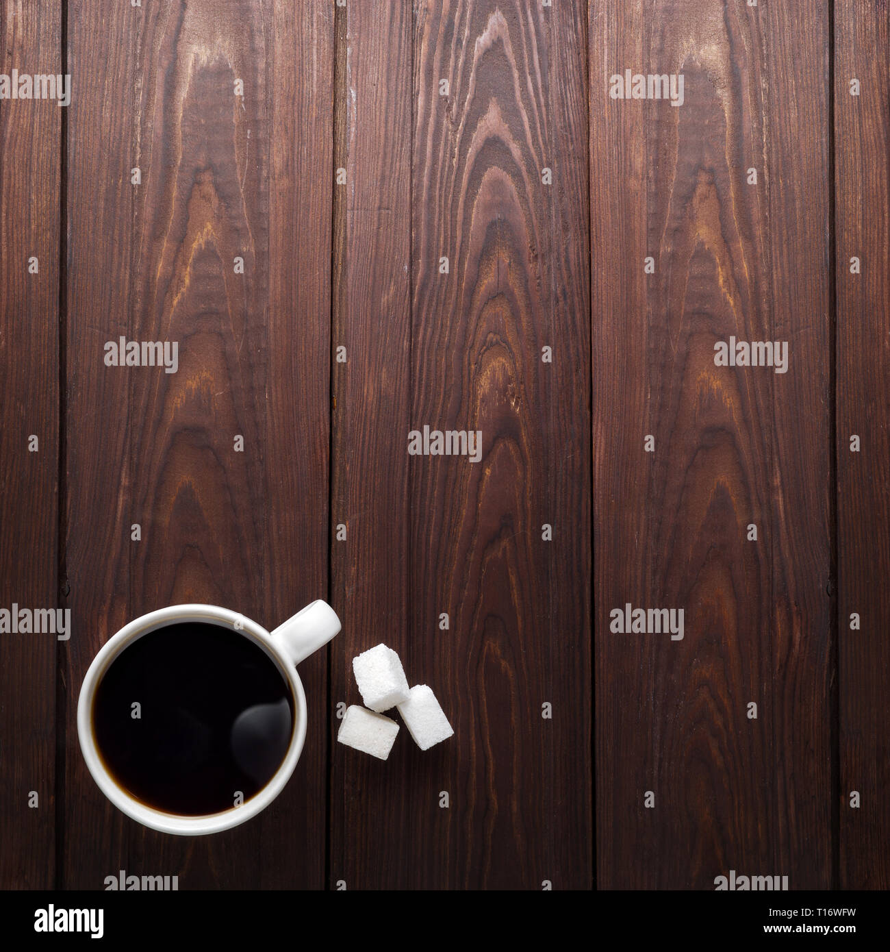 Kreative essen Konzept Foto Tasse Kaffee trinken Trinken und süsses Zucker auf braunem Holz- Hintergrund. Stockfoto