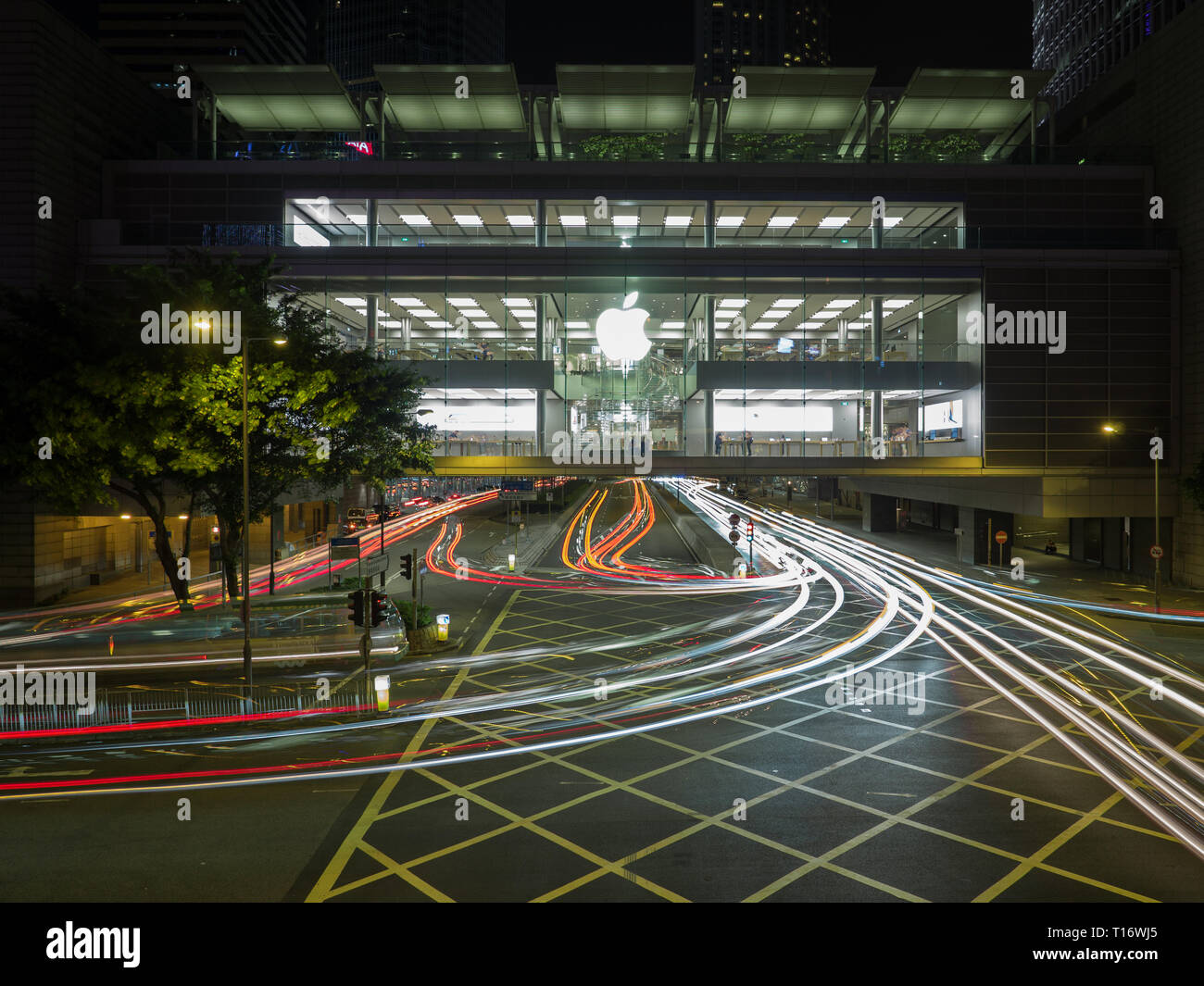 Central, Hong Kong - 4. November 2017: Ein Bild mit einer langen Verschlusszeit des Apple Store in Hongkong. Stockfoto