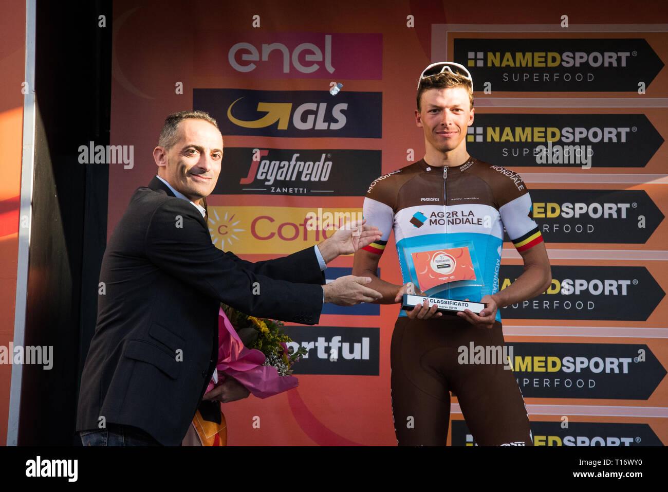 Oliver Naesen von AG2R La Mondiale auf dem Podium während der 110. Ausgabe von Mailand - Sanremo gesehen, Radrennen. Stockfoto