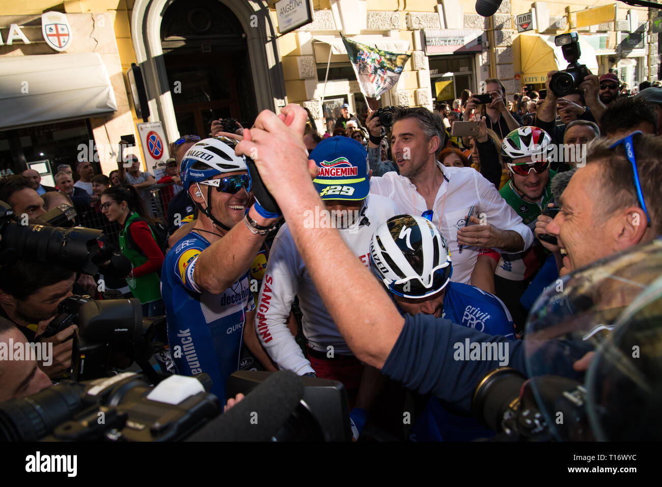 Julian Alaphilippe von Frankreich und Team Deceuninck, Zdenek Stybar der Tschechischen Republik und Team Deceuninck gesehen Feiern während der 110. Ausgabe von Mailand - Sanremo, Radrennen. Stockfoto