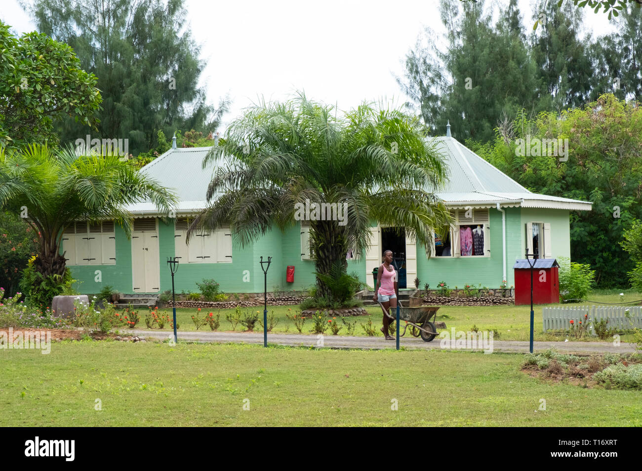 Kreolischen Stil, Cottages, in denen Handwerk im Domaine de Val-des-Prés oder Craft Village auf Mahe, Seychellen verkauft werden. Stockfoto