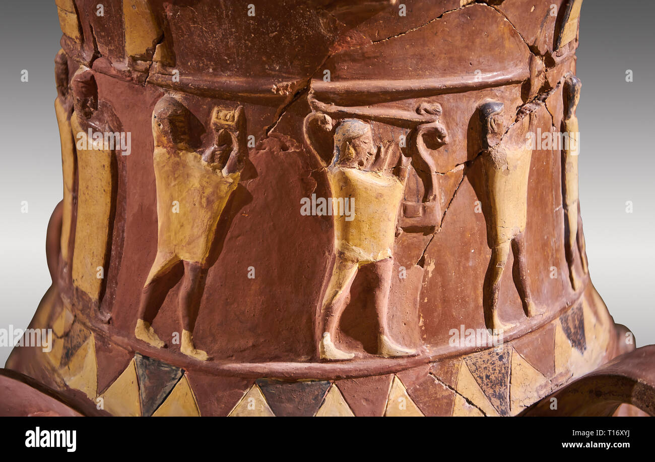 Nahaufnahme der Inandik Hethiter Relief dekoriert Kult trankopfers Vase dekoriert mit relif Zahlen farbig in Creme, Rot und Schwarz. Der prozessionsweg fi Stockfoto