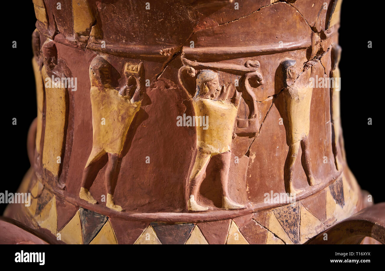 Nahaufnahme der Inandik Hethiter Relief dekoriert Kult trankopfers Vase dekoriert mit relif Zahlen farbig in Creme, Rot und Schwarz. Der prozessionsweg fi Stockfoto
