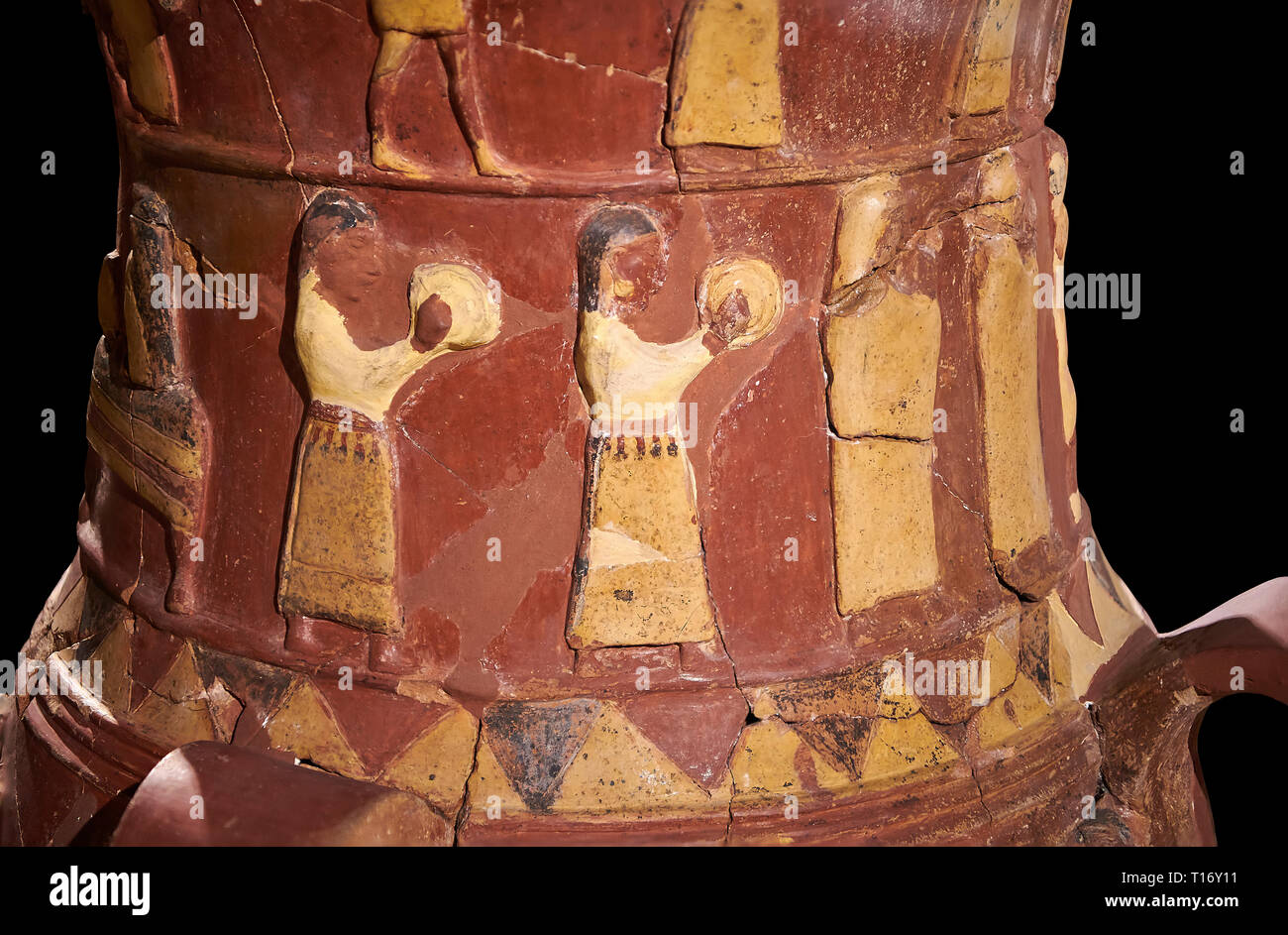 Nahaufnahme der Inandik Hethiter Relief dekoriert Kult trankopfers Vase mit Frauen Entlastung Zahlen farbig in Creme, Rot und Schwarz spielen instr eingerichtet Stockfoto