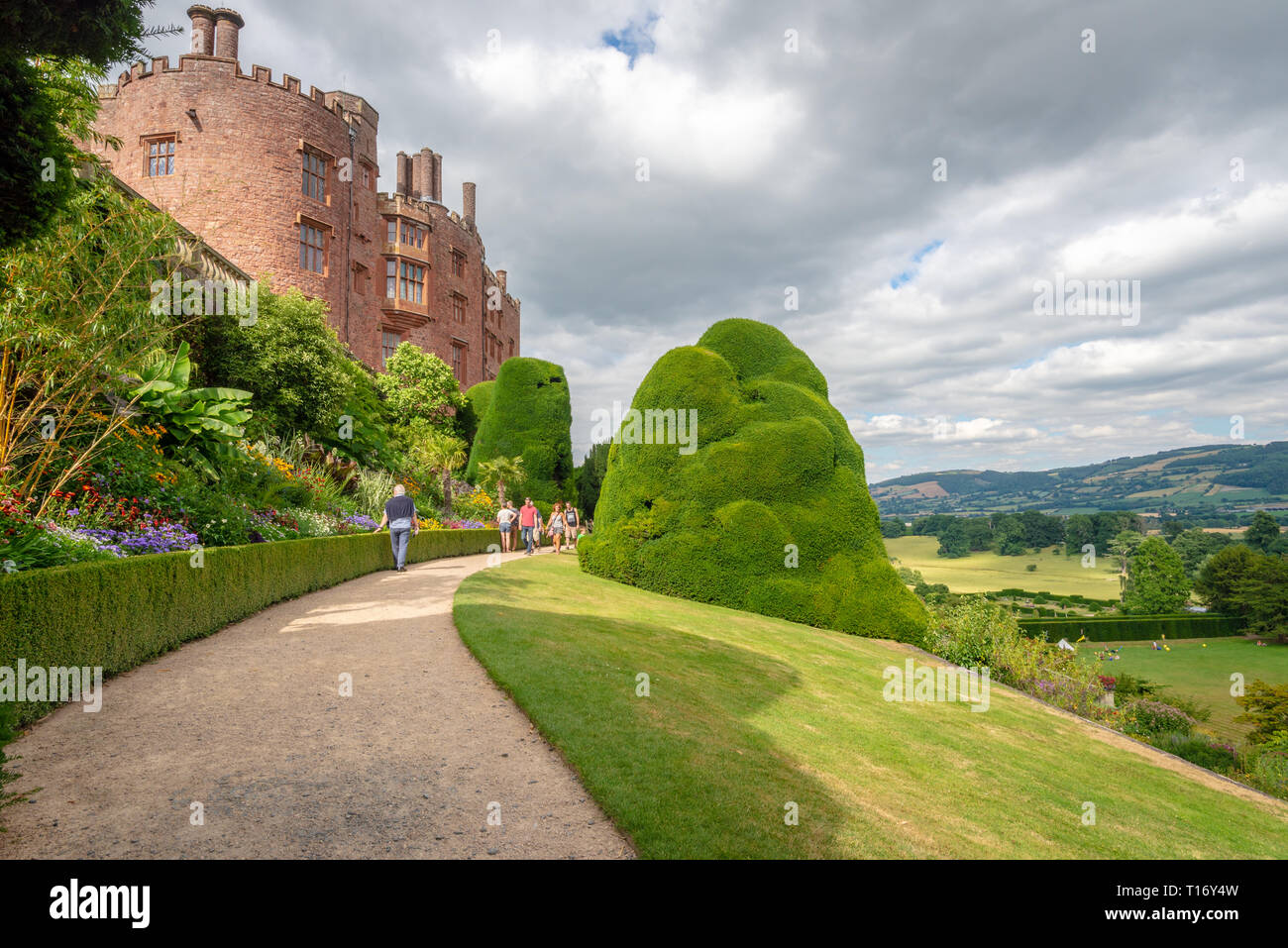 Red brick Gang mit Blick auf die Landschaft, Powis Castle, Powys, Wales, Vereinigtes Königreich Stockfoto