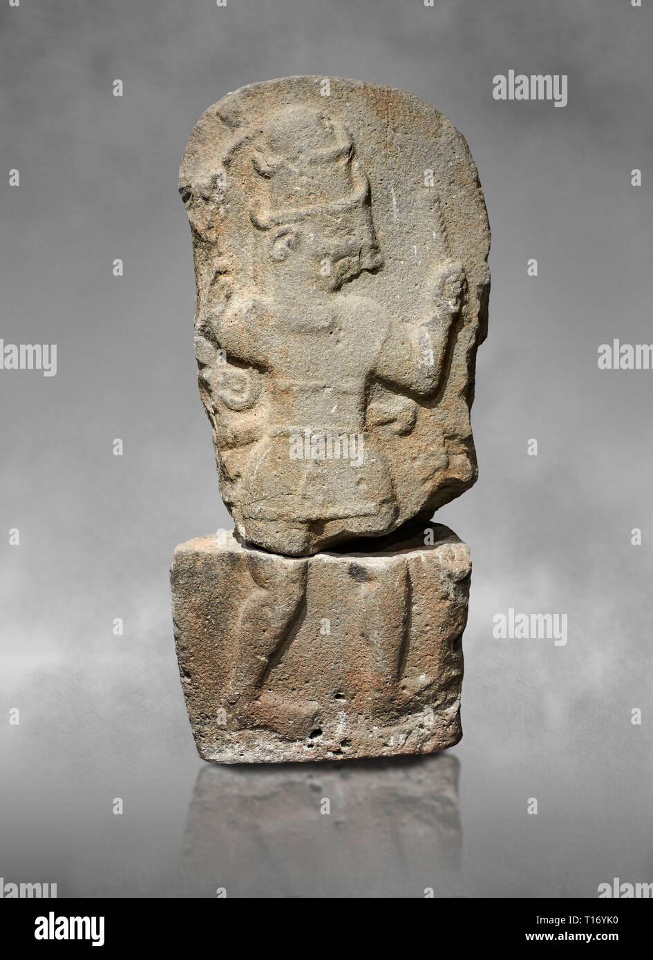 Hethiter monumentale Relief eines Gottes vermutlich über einen Löwen (fehlt) mit der Axt zu töten. Ende der hethitischen Zeit - 900-700 BC. Adana Archäologie Stockfoto