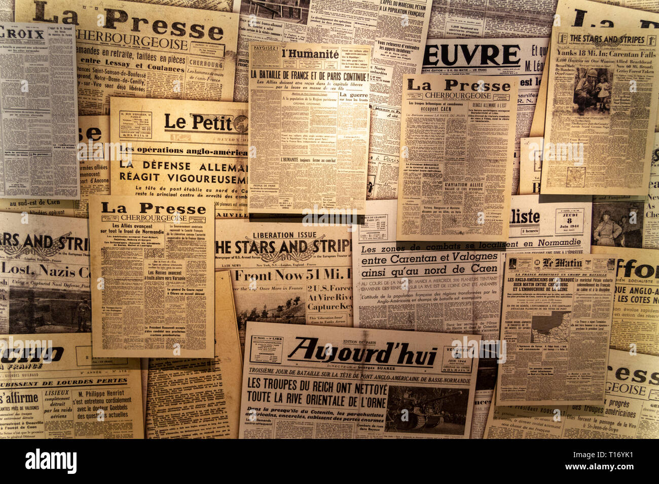Anzeige hauptsächlich französische Zeitung Vorderseiten nach D-Tag in das Airborne Museum, Sainte-Mère-Eglise, Normandie, Frankreich. Stockfoto