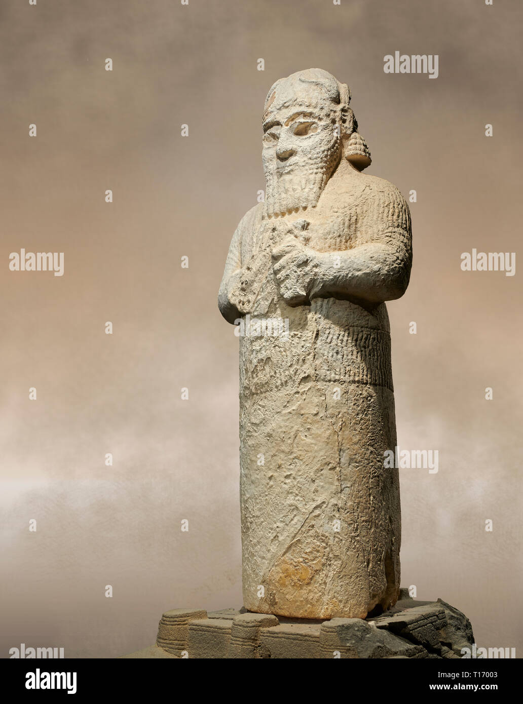 Hethiter monumentale Statue wahrscheinlich Tarhunda, der Sturm Gott, stehend auf einem Wagen von zwei Stieren gezogen wird. Archäologisches Museum Adana, Türkei. Stockfoto