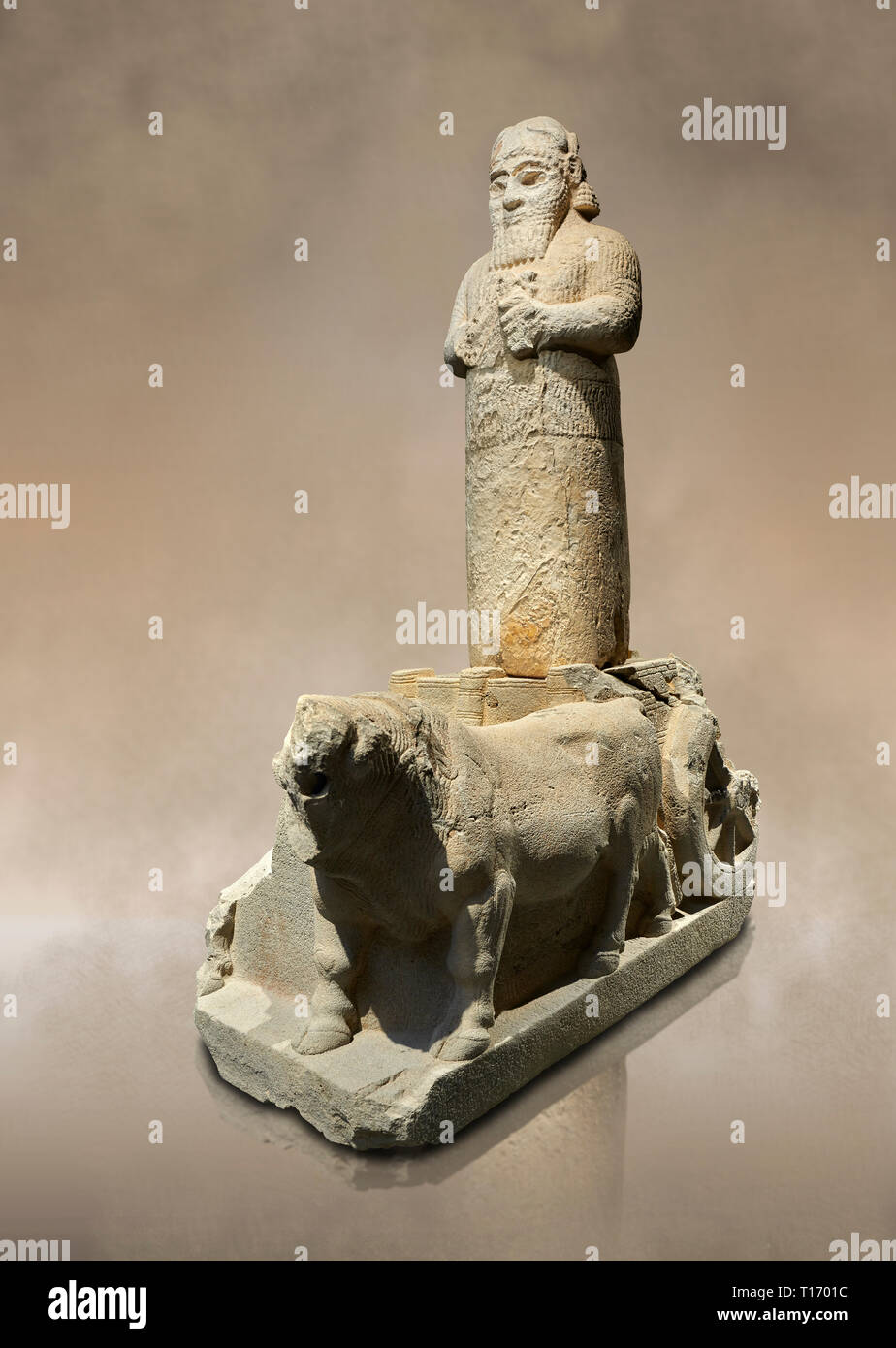 Hethiter monumentale Statue wahrscheinlich Tarhunda, der Sturm Gott, stehend auf einem Wagen von zwei Stieren gezogen wird. Archäologisches Museum Adana, Türkei. Stockfoto