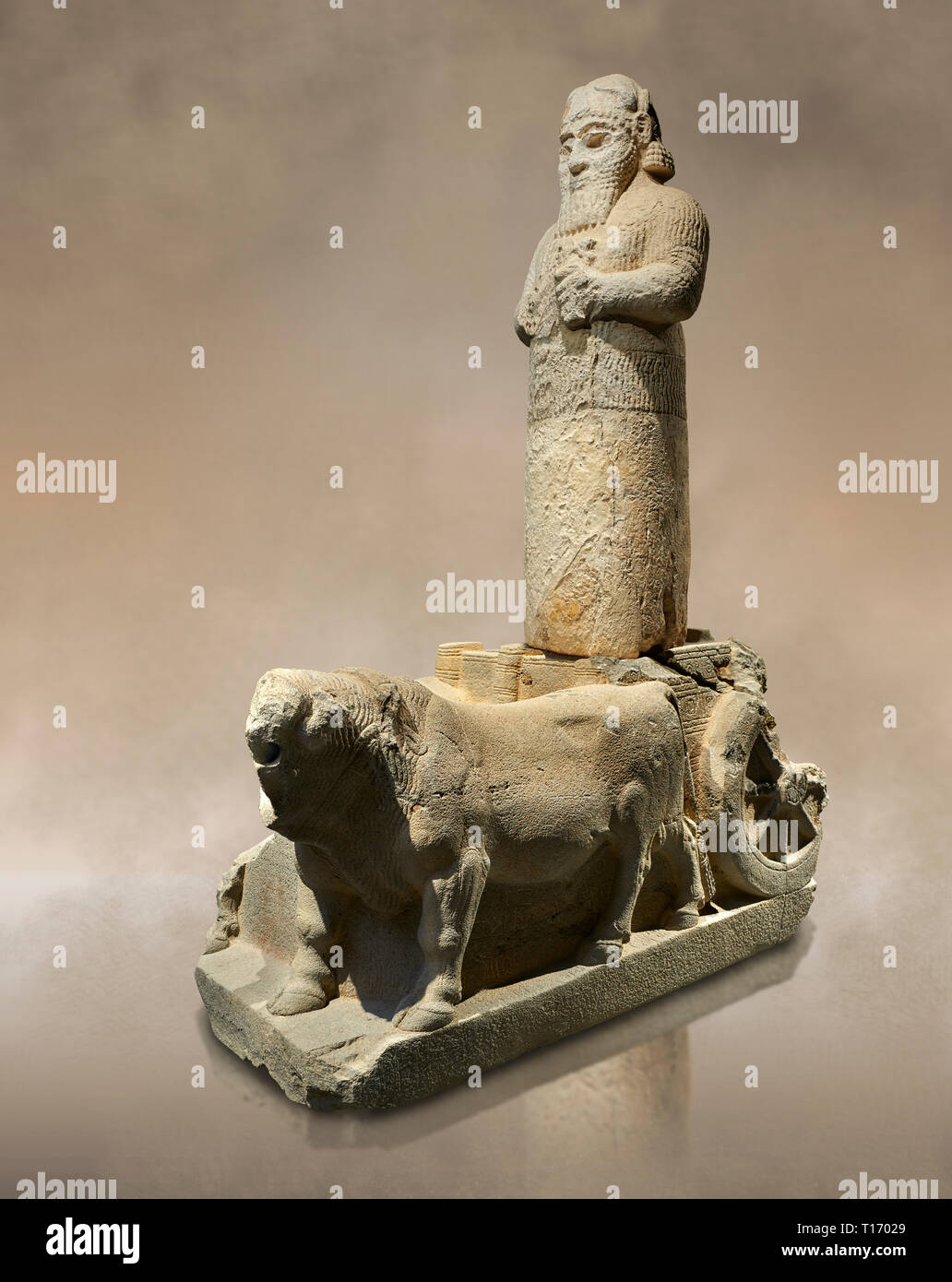 Hethiter monumentale Statue wahrscheinlich Tarhunda, der Sturm Gott, stehend auf einem Wagen von zwei Stieren gezogen wird. Archäologisches Museum Adana, Türkei. Stockfoto