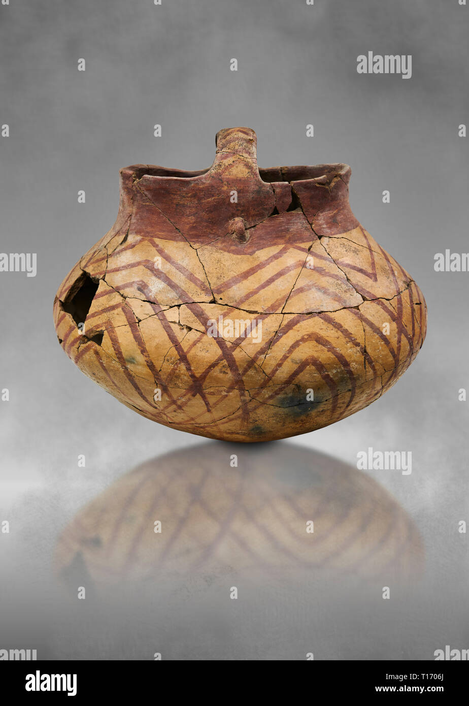 Kupferzeit eingerichtetes terra cotta Warenkorb Topf. Etwa 5000 v. Chr.. Catalhoyuk Sammlung, das Archäologische Museum von Konya, Türkei. Auf grauem Hintergrund Stockfoto