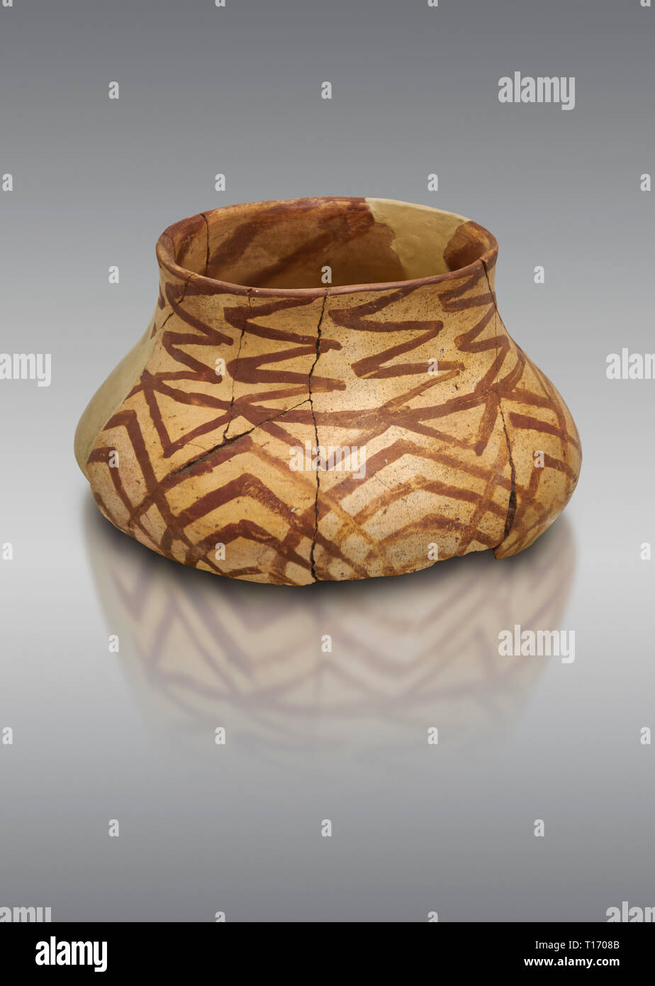 Kupferzeit eingerichtetes terra cotta Pot. Etwa 5000 v. Chr.. Catalhoyuk Sammlung, das Archäologische Museum von Konya, Türkei. Auf grauem Hintergrund Stockfoto