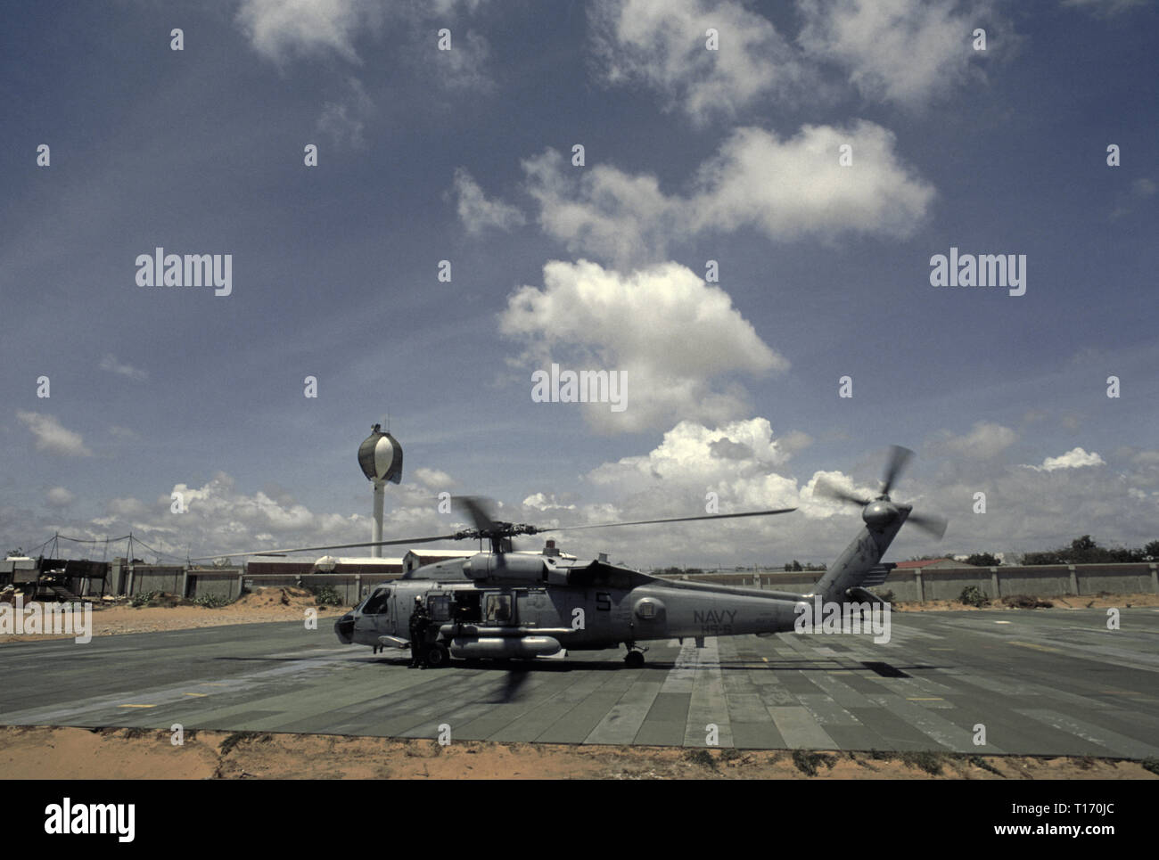 29. Oktober 1993 ein U.S. Navy Sikorsky SH-60 Seahawk Hubschrauber von der USS Abraham Lincoln, bereit für den take-off von UNOSOM HQ in Mogadischu, Somalia. Stockfoto