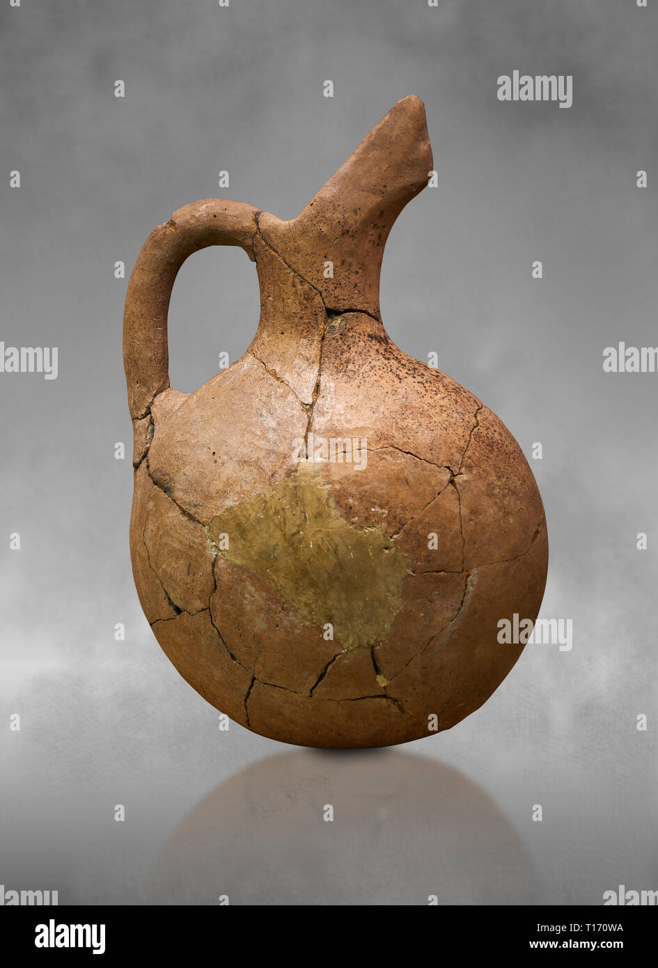 Assyrische Händler terra cotta eingeführte Schnabel Auswurfkrümmer pictcher. 1900 - 1600 v. Chr.. Çorum Archäologische Museum, Corum, Türkei. Gegen einen grauen bacground. Stockfoto