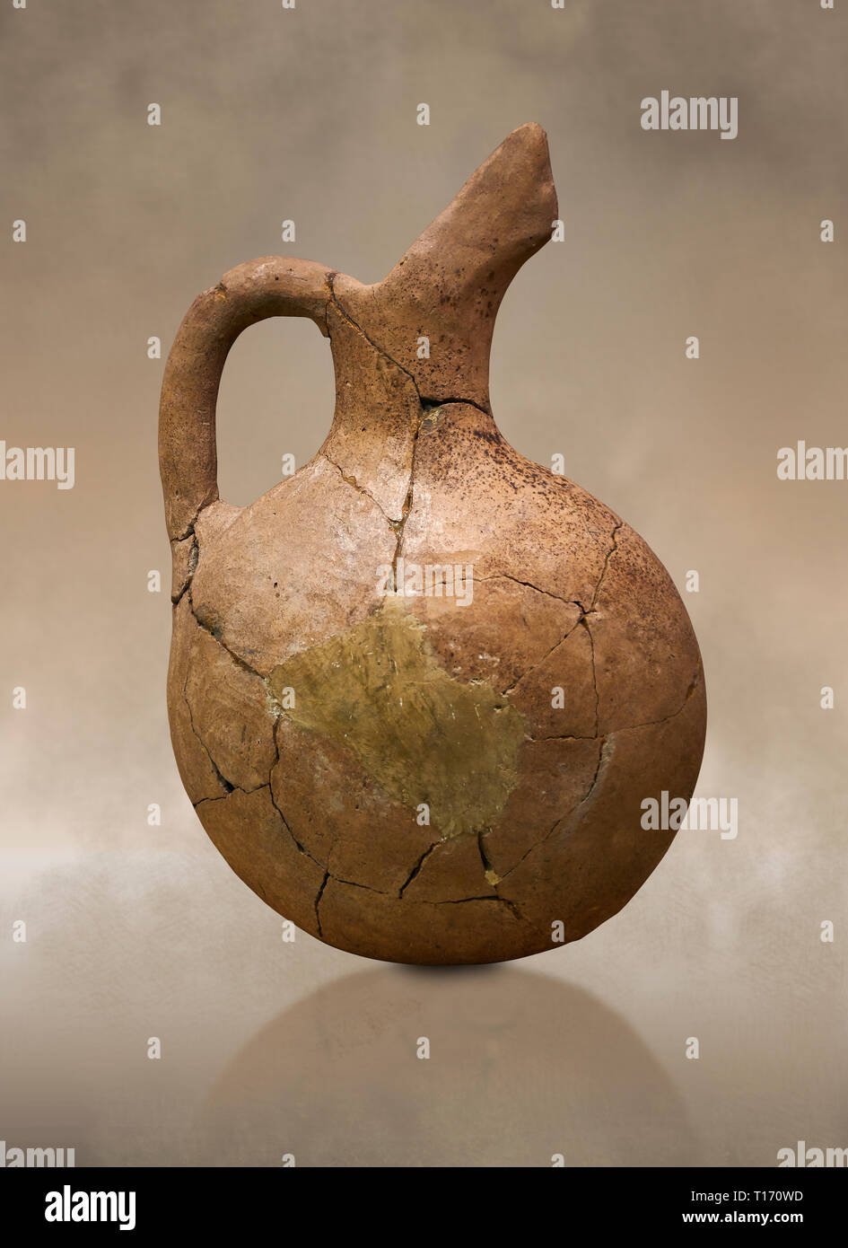 Assyrische Händler terra cotta eingeführte Schnabel Auswurfkrümmer pictcher. 1900 - 1600 v. Chr.. Çorum Archäologische Museum, Corum, Türkei. Gegen eine warme Kunst bacground. Stockfoto