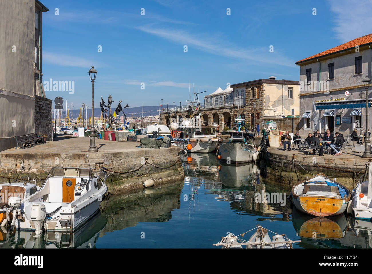 Boote im alten Hafen von Muggia, Friaul Julisch Venetien, Italien Stockfoto